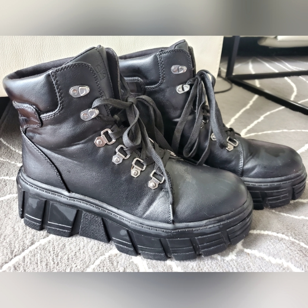 Stradivarius black boots - almost new